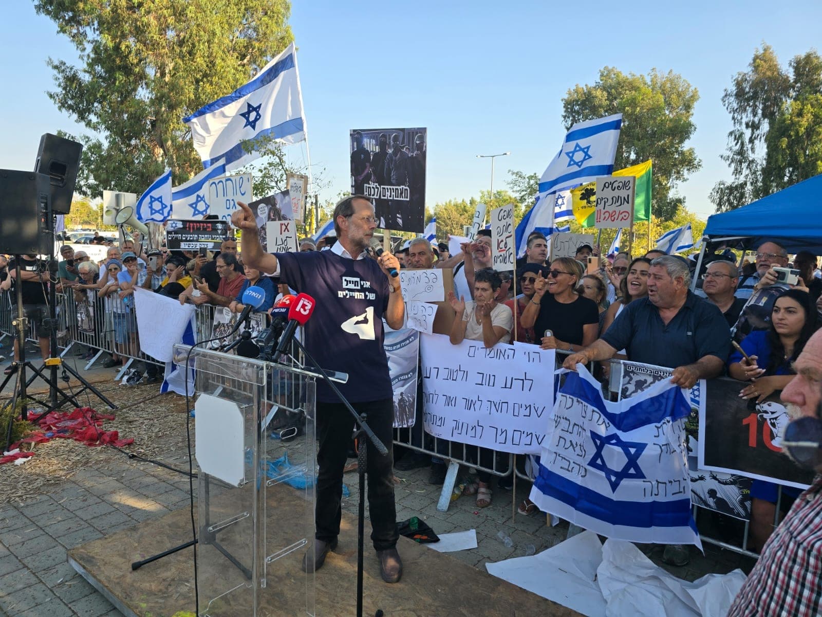 פעילי זהות בעצרת תנועה מניפים דגלים