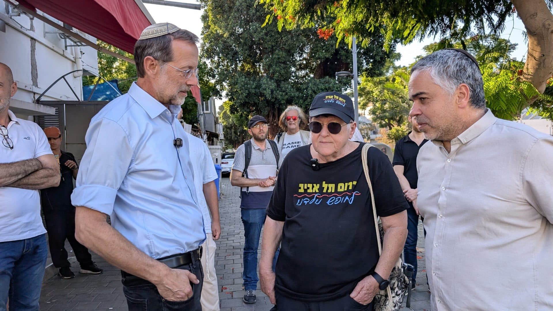 Des militants de Zehout en campagne de rue, à la rencontre des citoyens face à face
