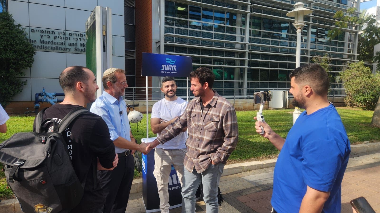 עצרת המונית של זהות — קהל גדול מניף דגלי ישראל בשמי הערב
