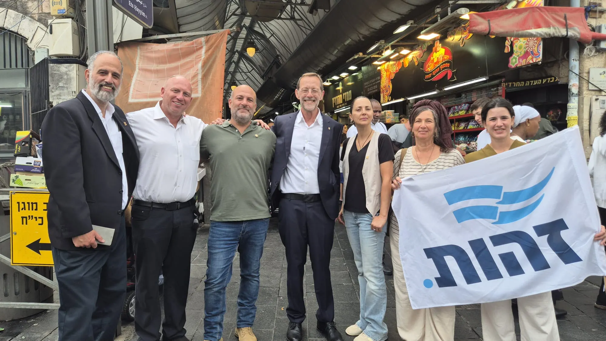 משה פייגלין ופעילי זהות בסמטת שוק, מחזיקים דגל של זהות